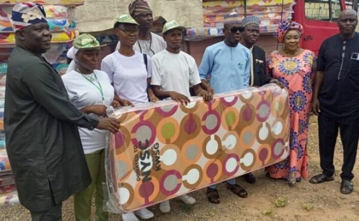 Kwara Govt Presents 500 Mattresses To NYSC