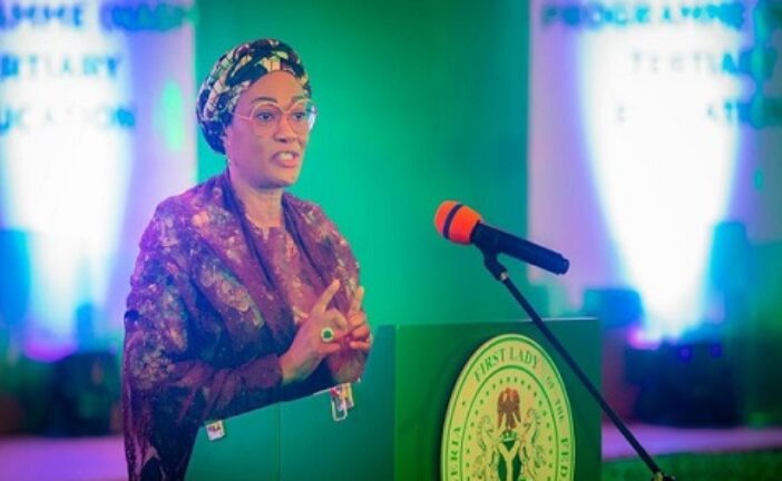 First Lady Unveils 200 Scholarship Recipients