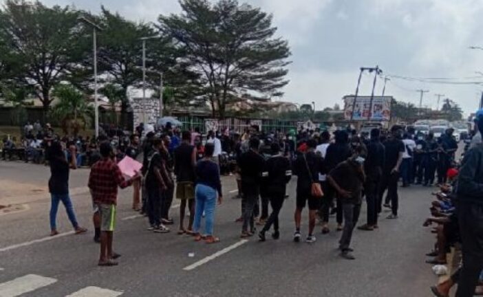 UI Medical Students Protest Disconnection By IBEDC, Shut Down UCH Gate